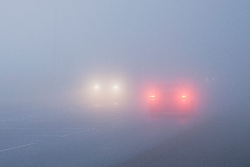 Guidare con la nebbia: tecniche, sicurezza, errori da evitare e check-list completa Guidare con la nebbia: tecniche, sicurezza, errori da evitare e check-list completa