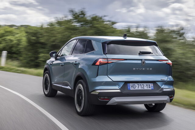 Scopri tutte le novità della nuova Renault Symbioz 1.8 E-Tech: più potenza, consumi ridotti, guida semiautonoma e nuovi allestimenti. Prezzi da 28.450 euro.