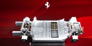 La Prima Ferrari Elettrica: Interni firmati Jony Ive, oltre 1000 cavalli e un suono rivoluzionario