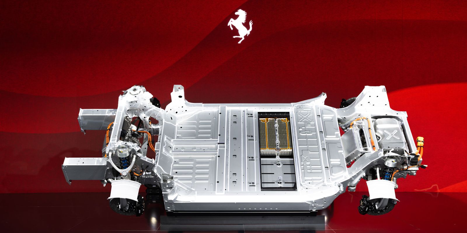 La Prima Ferrari Elettrica: Interni firmati Jony Ive, oltre 1000 cavalli e un suono rivoluzionario