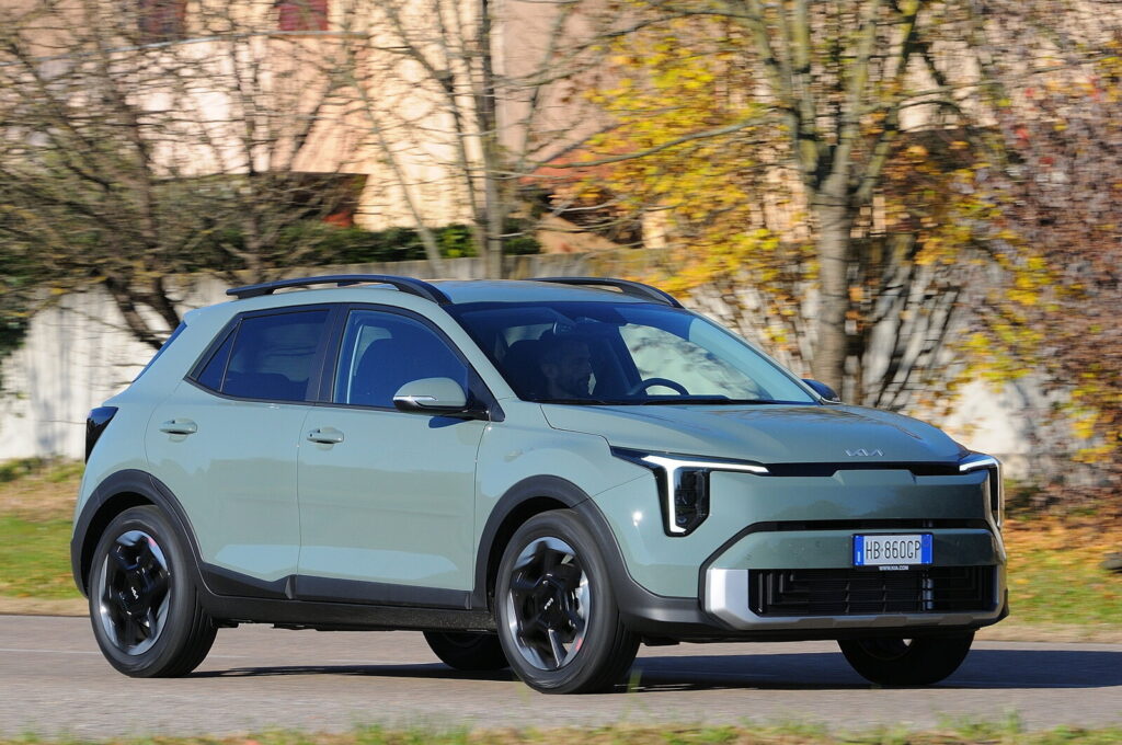 Restyling leggero, ma motore più potente: 114 CV, consumi medi rilevati 17,5 km/l, comfort ok e frenata ottima. Prezzi e dotazione: ecco tutto. Twitter title: Kia Stonic mild hybrid 2025: prova, consumi e prezzi Twitter description: 114 CV, 17,5 km/l rilevati, comfort promosso e frenata top. Dotazioni e listino: guida completa.